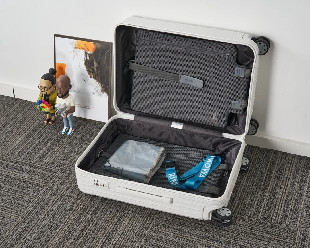 리모와 에센셜 화이트 수트케이스