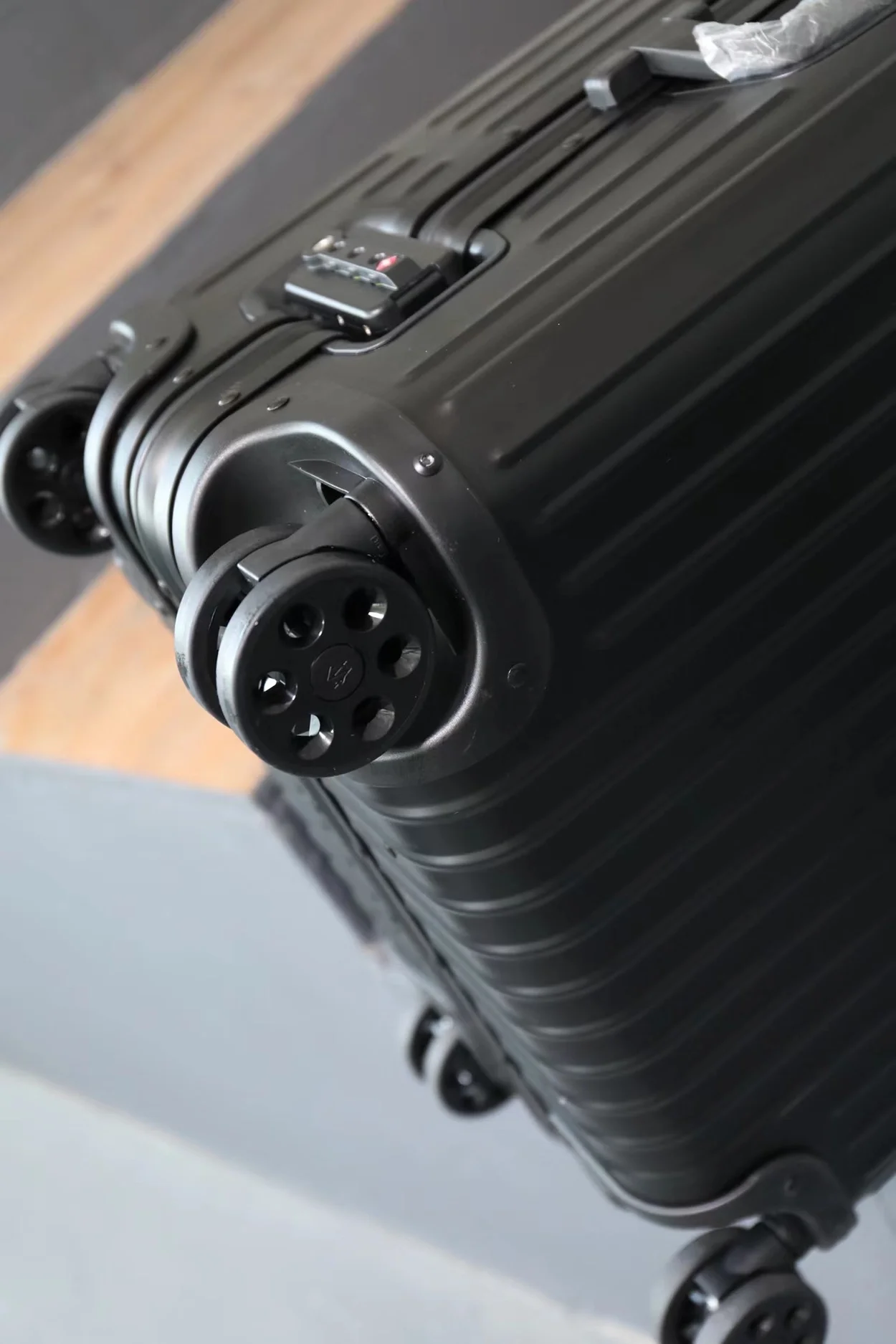 리모와 오리지널 블랙 수트 케이스