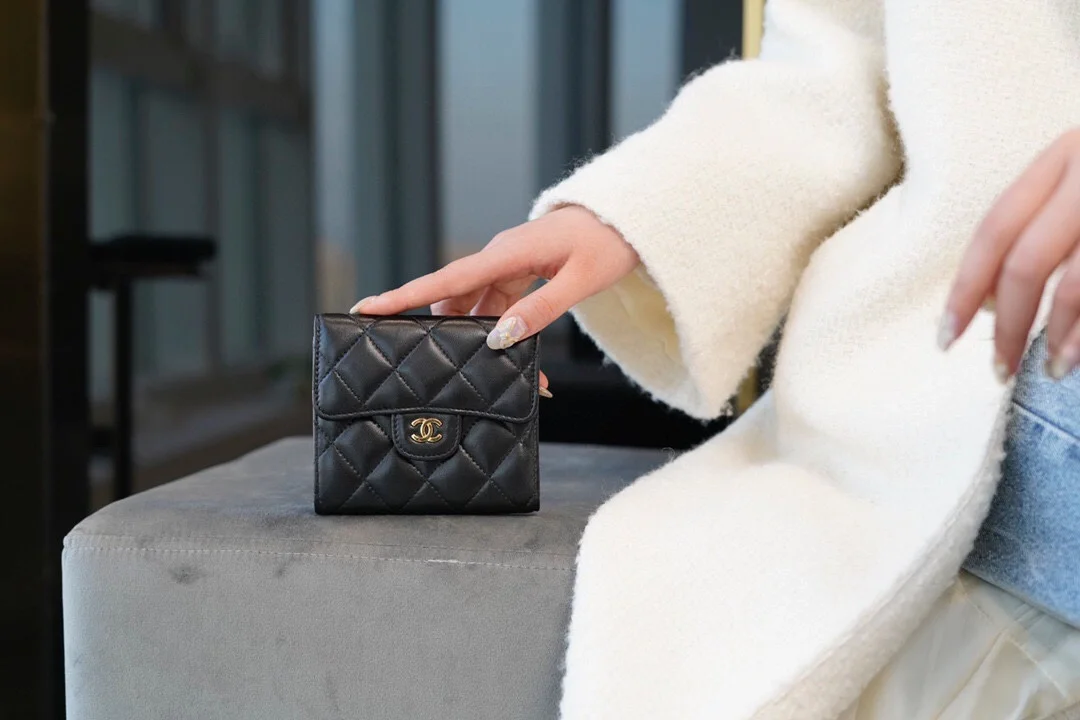 샤넬 클래식 램스킨 스몰 플랩 지갑 골드