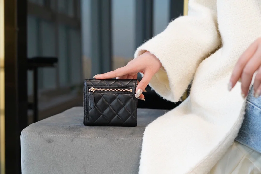 샤넬 클래식 램스킨 스몰 플랩 지갑 골드