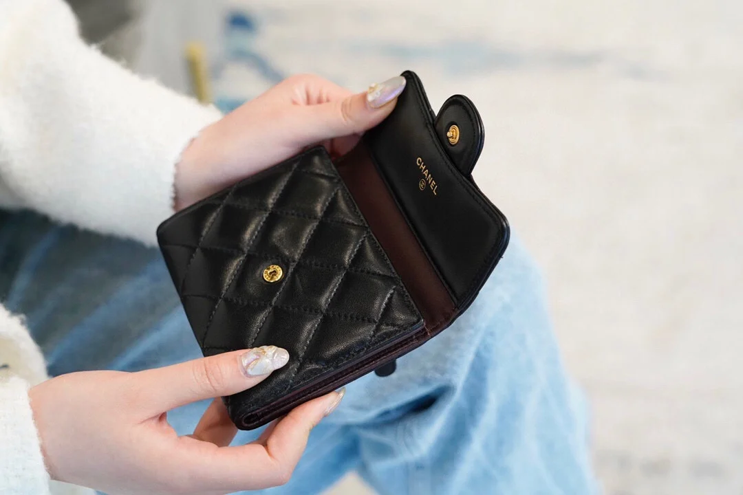 샤넬 클래식 램스킨 스몰 플랩 지갑 골드