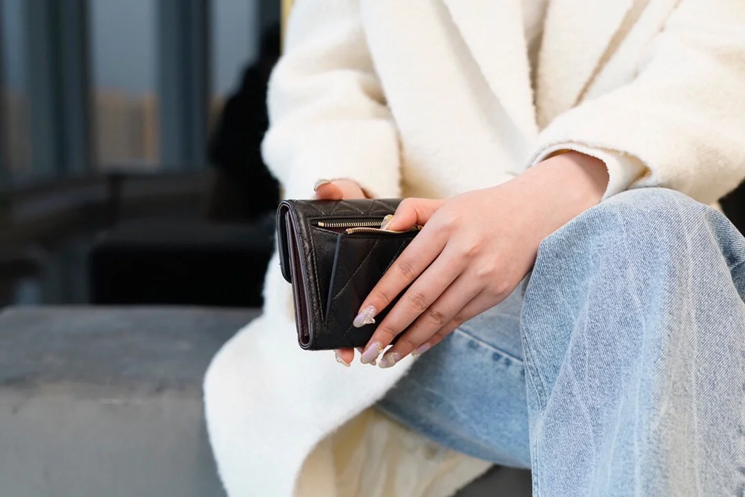 샤넬 클래식 램스킨 스몰 플랩 지갑 골드