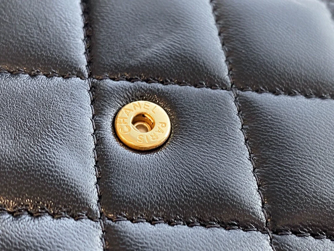 샤넬 클래식 램스킨 스몰 플랩 지갑 골드