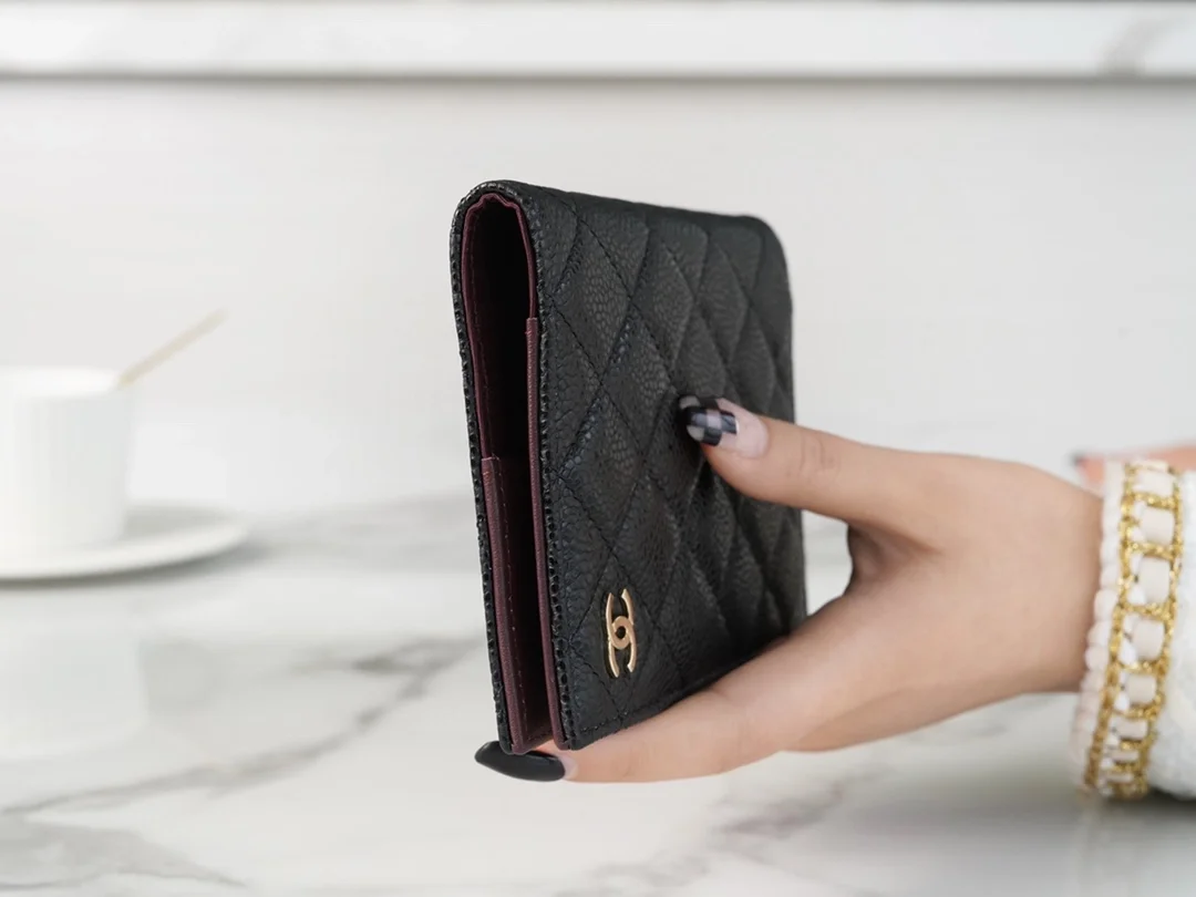 샤넬 캐비어 여권 지갑