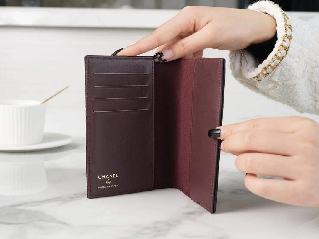 샤넬 캐비어 여권 지갑