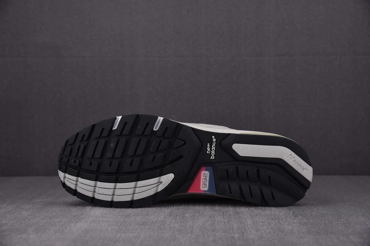 뉴발란스 992 메이드 인 USA 그레이