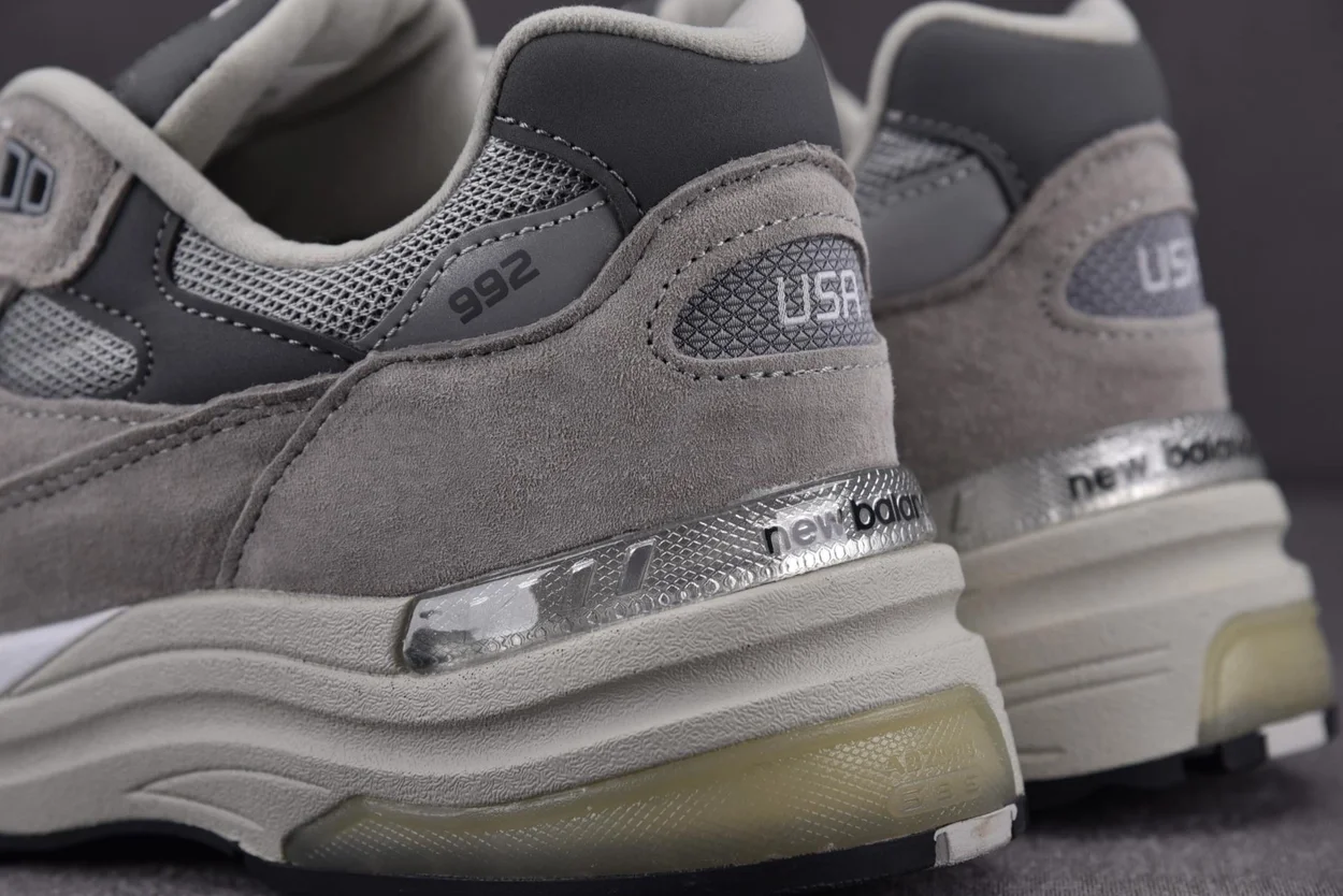뉴발란스 992 메이드 인 USA 그레이