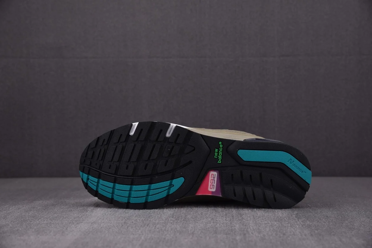 뉴발란스 x 더블탭스 992 메이드 인 USA 올리브