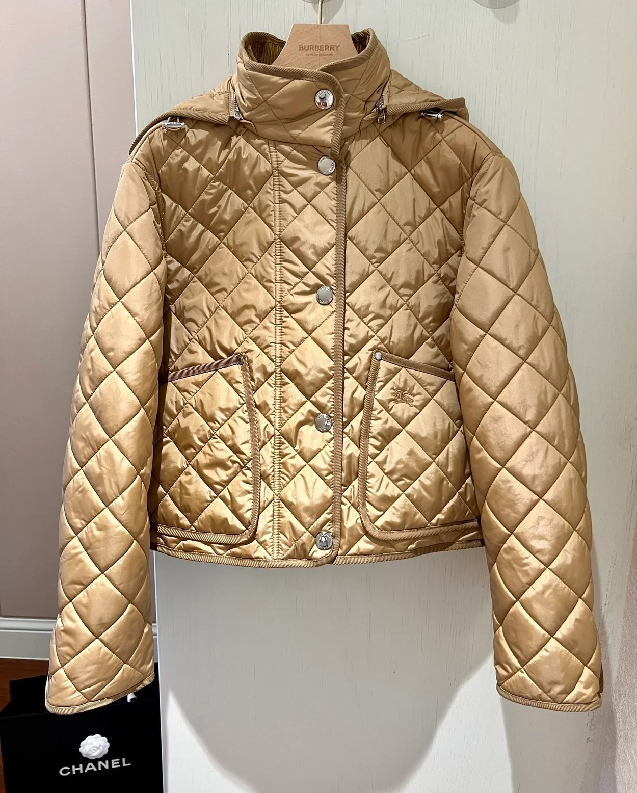 버버리 다이아몬드 퀄팅 나일론 크롭 자켓