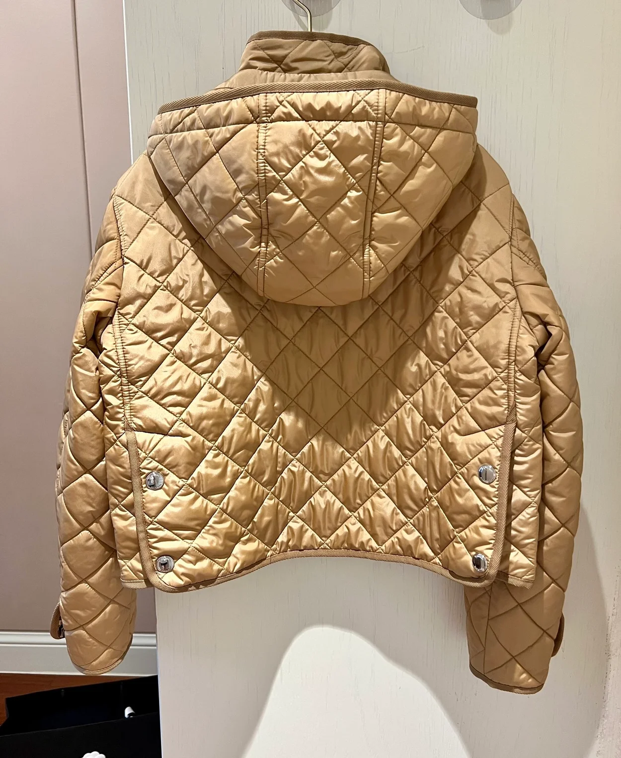 버버리 다이아몬드 퀄팅 나일론 크롭 자켓