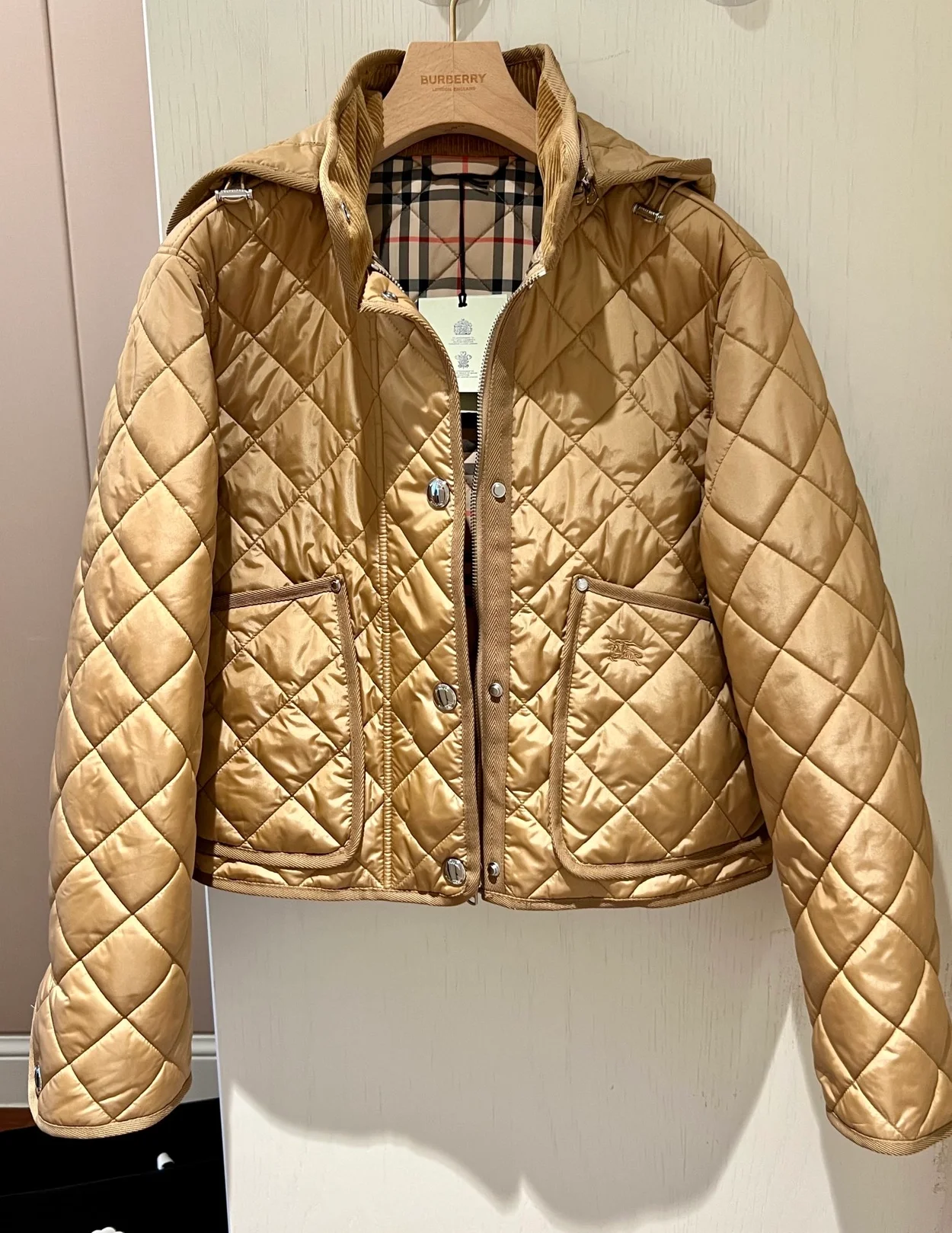 버버리 다이아몬드 퀄팅 나일론 크롭 자켓