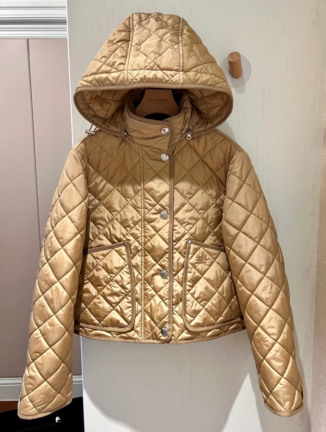 버버리 다이아몬드 퀄팅 나일론 크롭 자켓