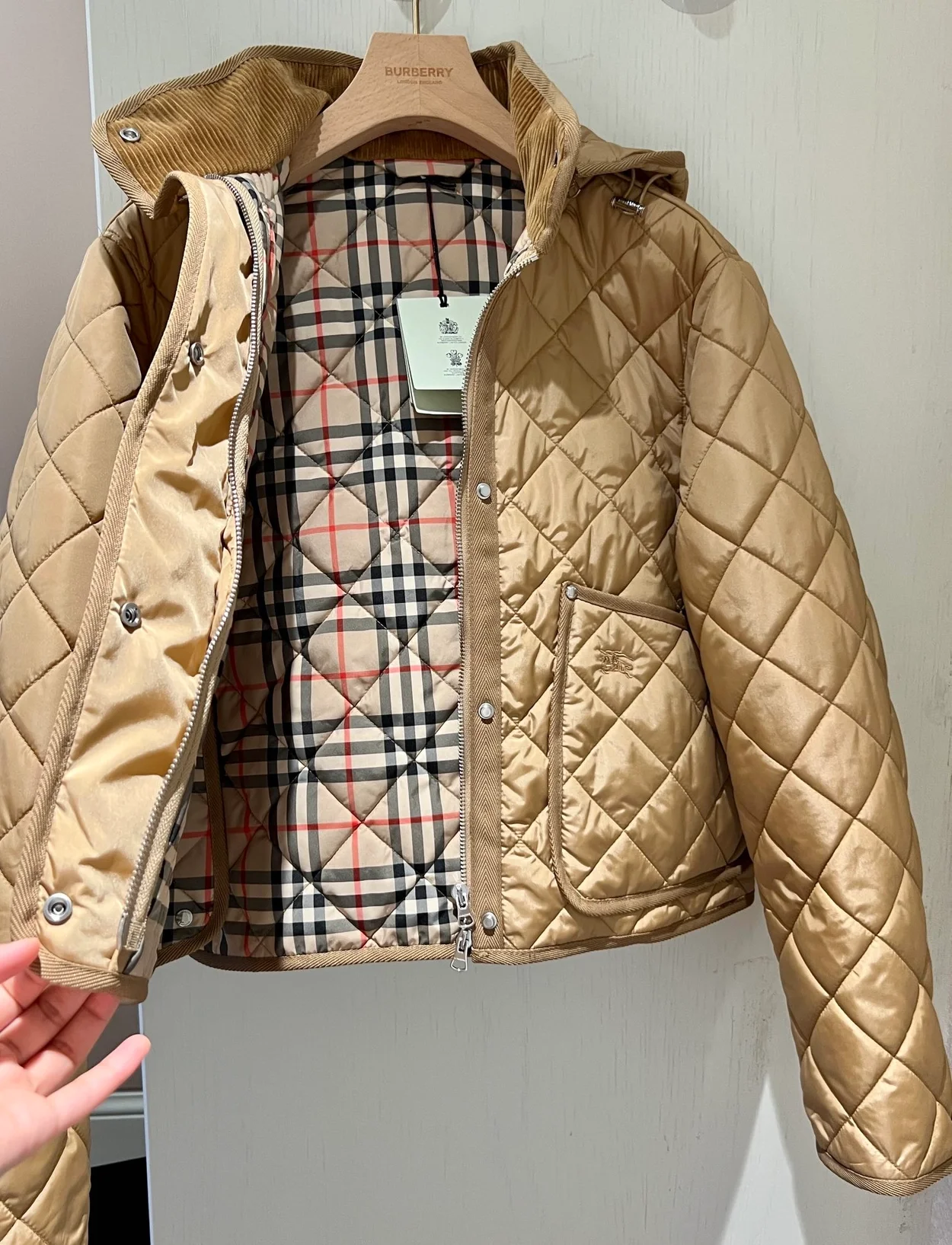 버버리 다이아몬드 퀄팅 나일론 크롭 자켓