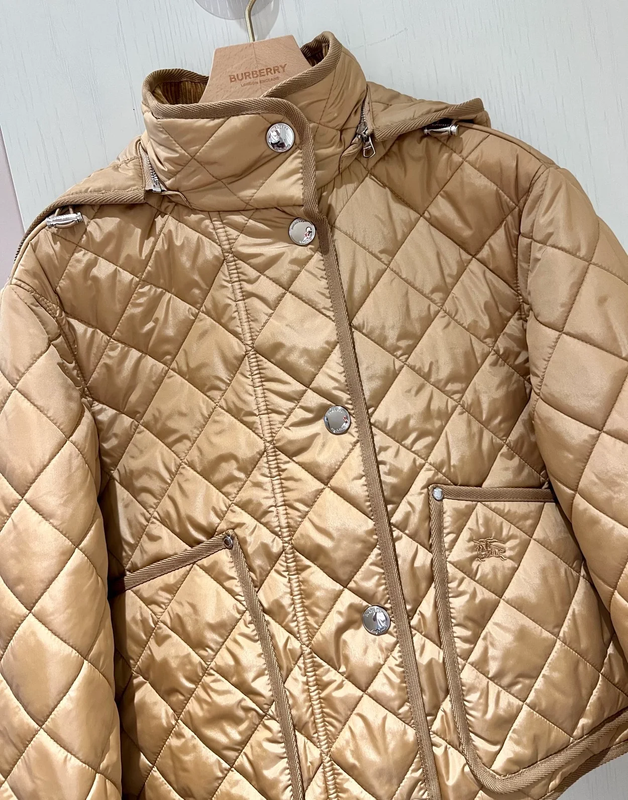 버버리 다이아몬드 퀄팅 나일론 크롭 자켓