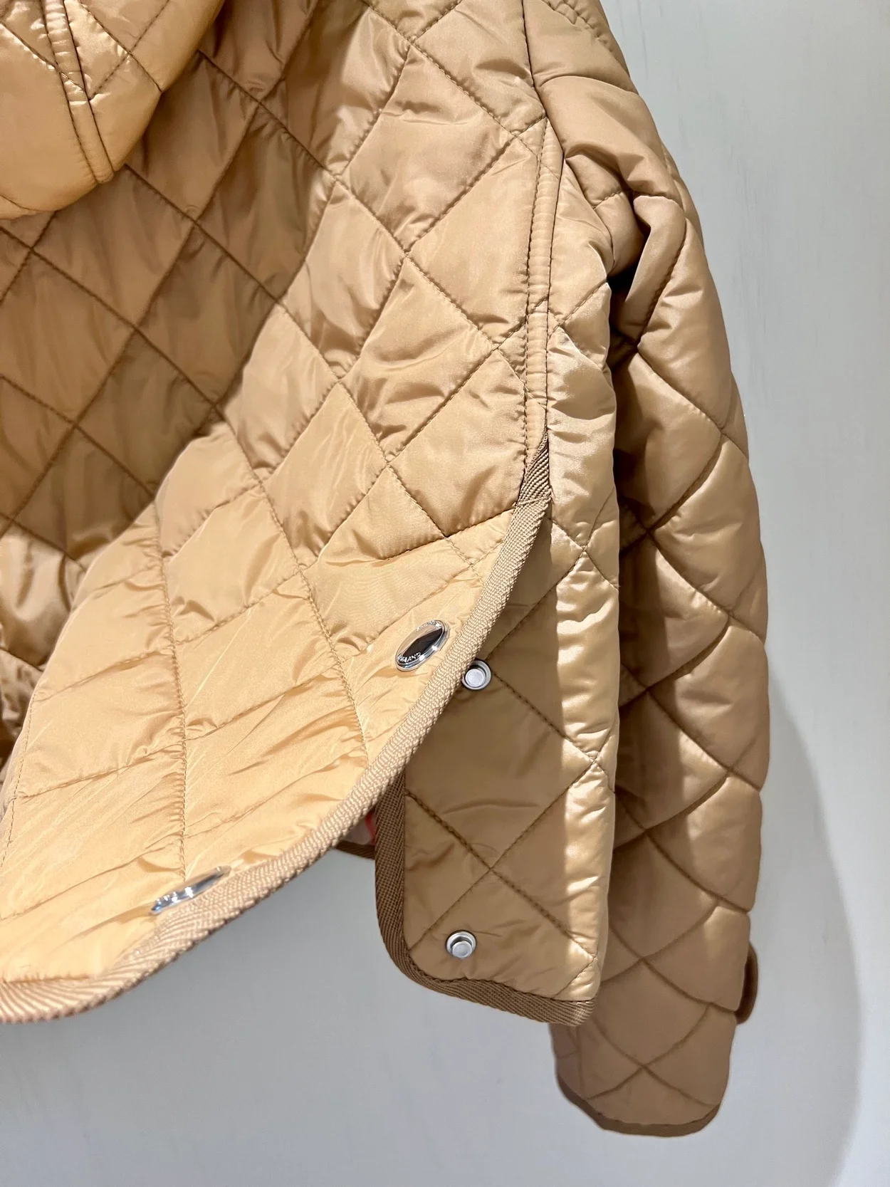 버버리 다이아몬드 퀄팅 나일론 크롭 자켓