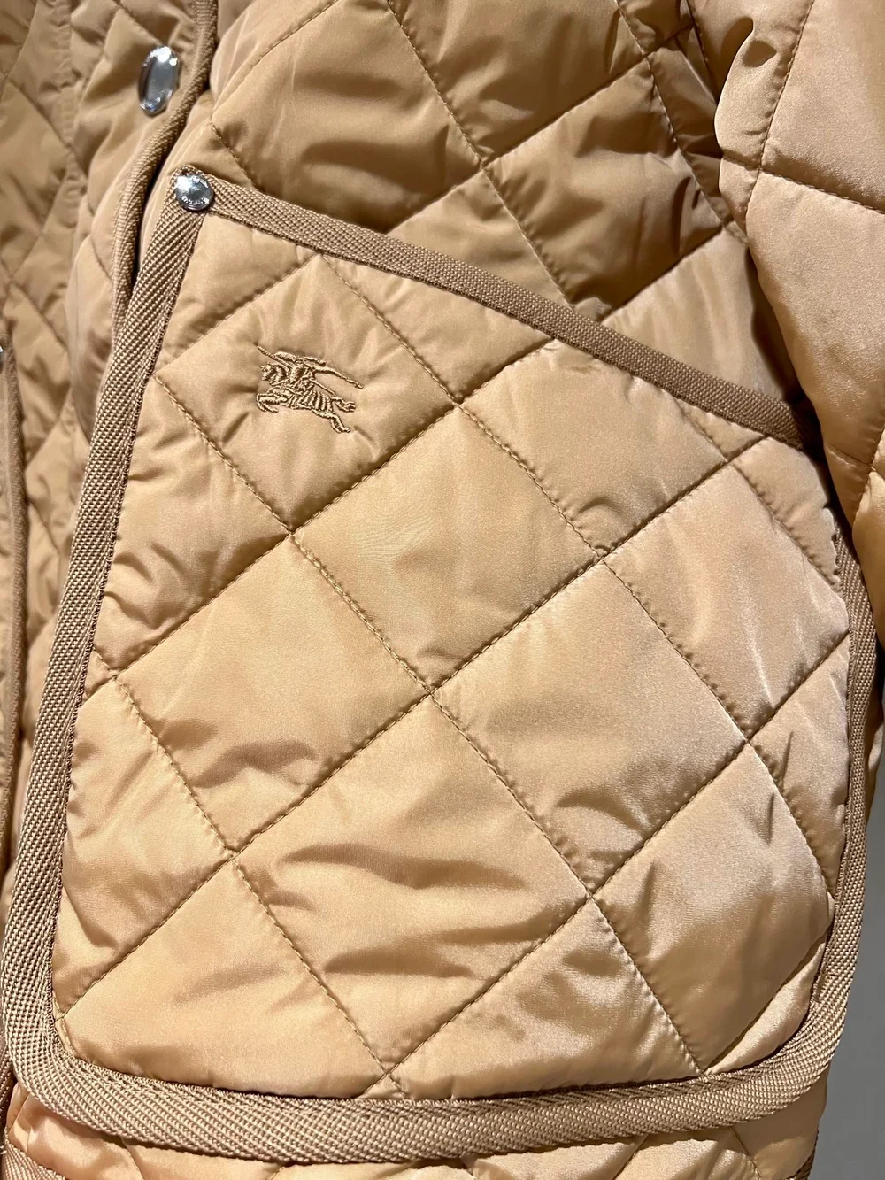 버버리 다이아몬드 퀄팅 나일론 크롭 자켓