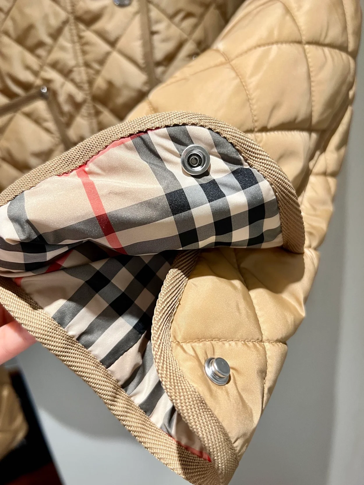 버버리 다이아몬드 퀄팅 나일론 크롭 자켓