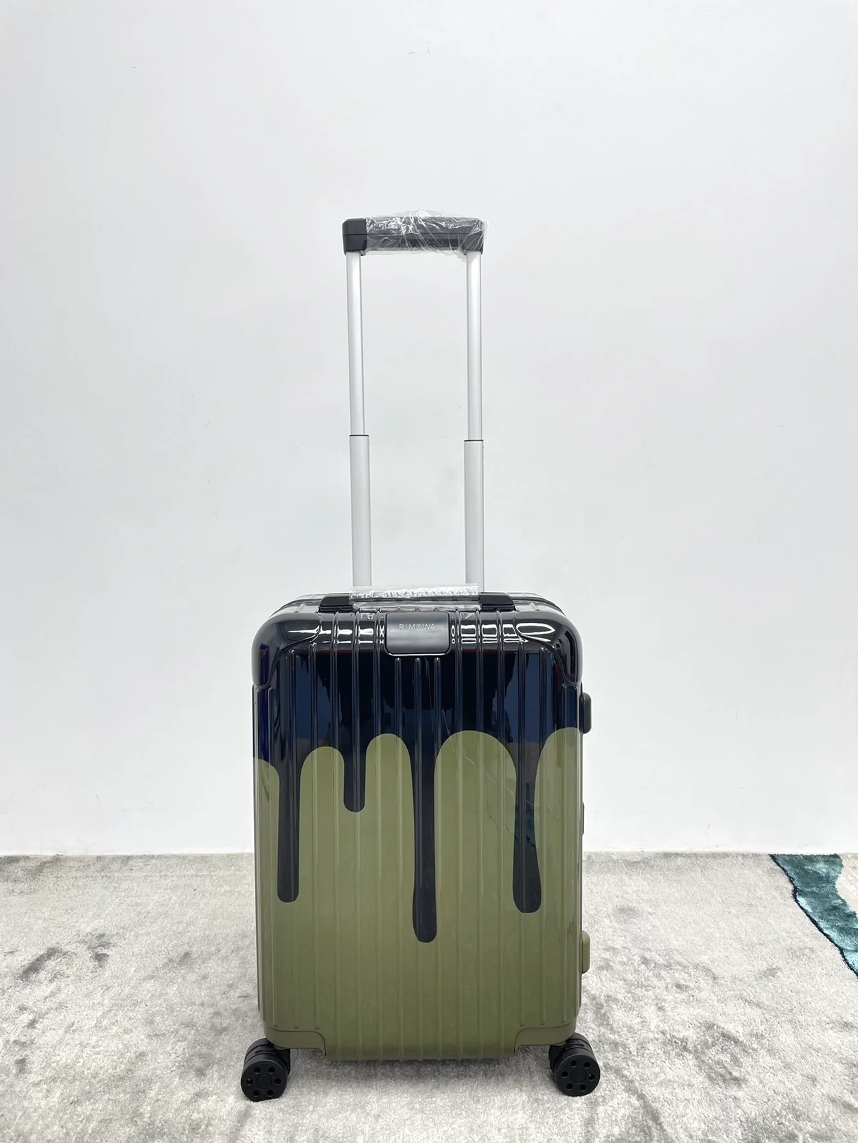 리모와 에센셜 캐빈 페인트 수트케이스 카키