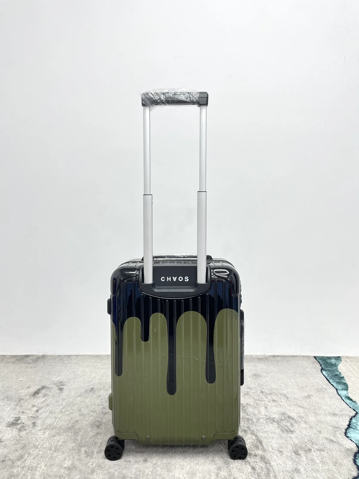 리모와 에센셜 캐빈 페인트 수트케이스 카키