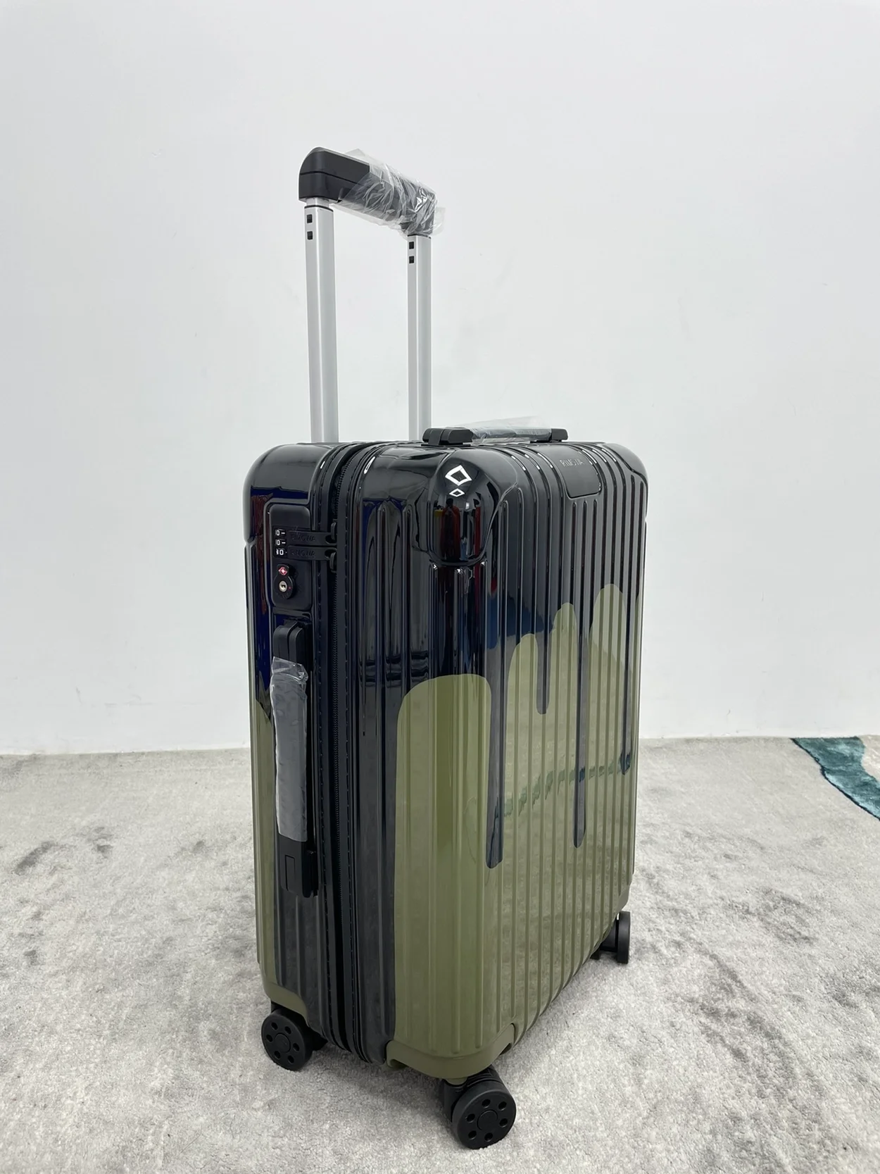 리모와 에센셜 캐빈 페인트 수트케이스 카키