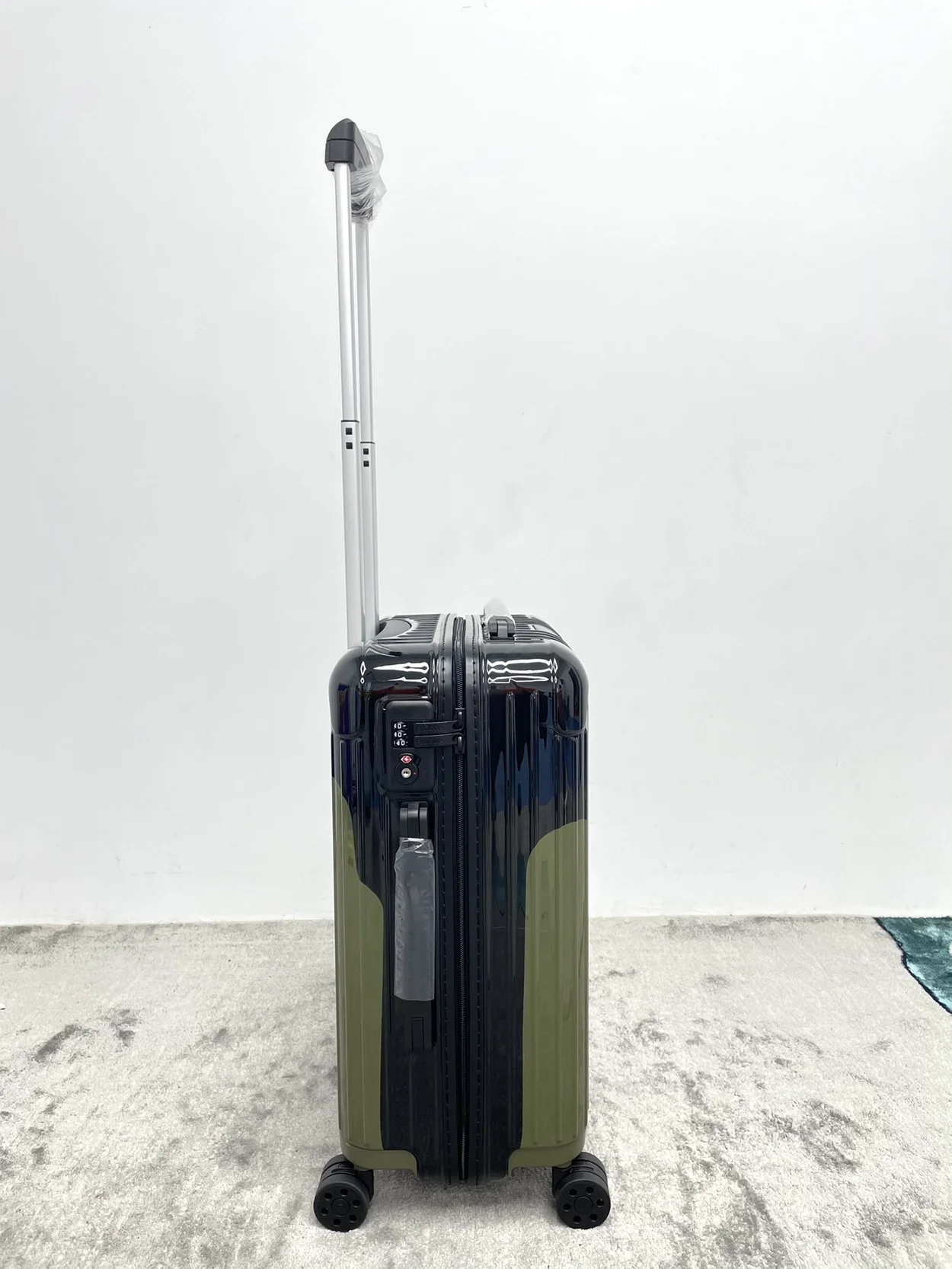 리모와 에센셜 캐빈 페인트 수트케이스 카키