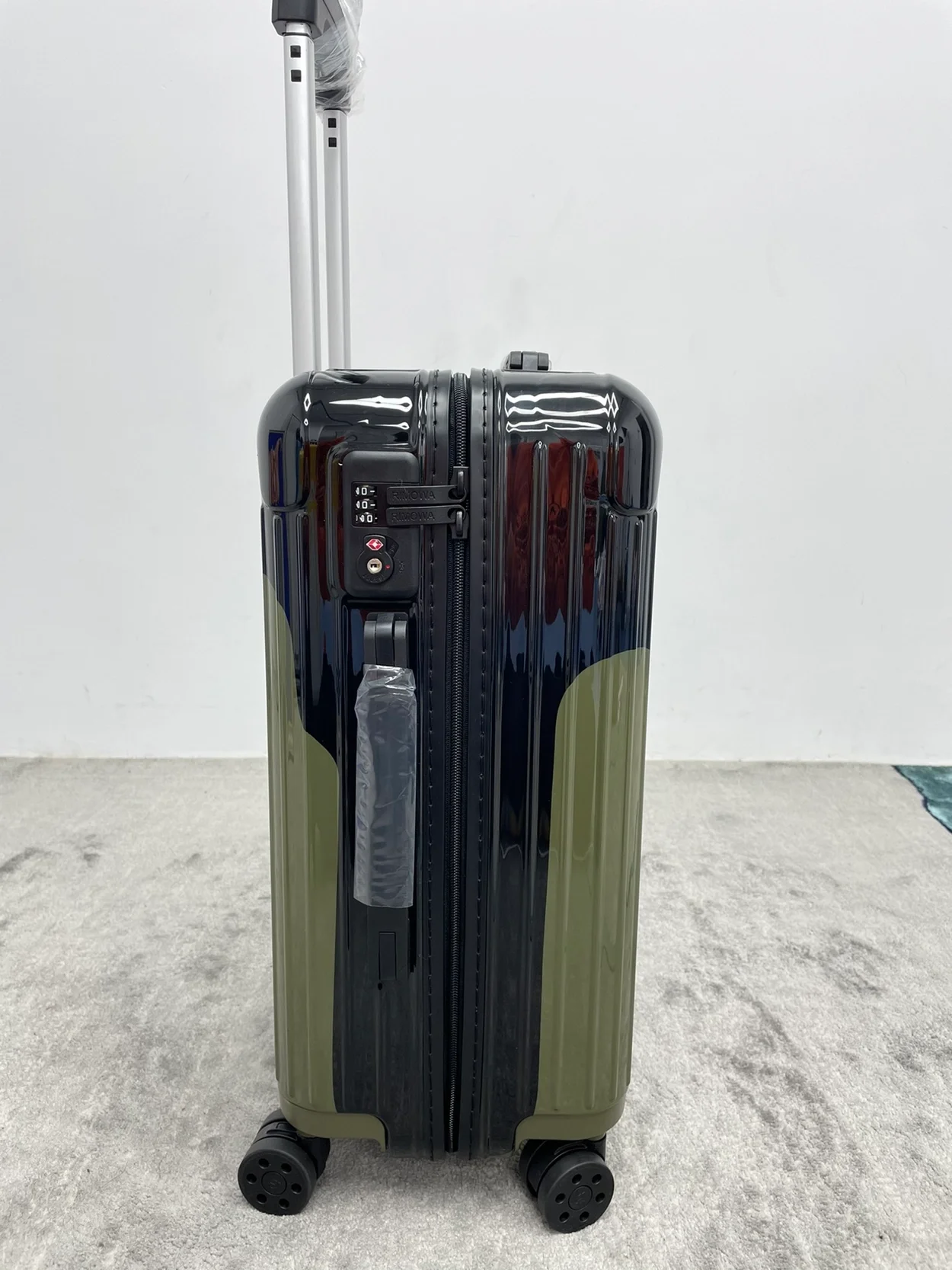 리모와 에센셜 캐빈 페인트 수트케이스 카키