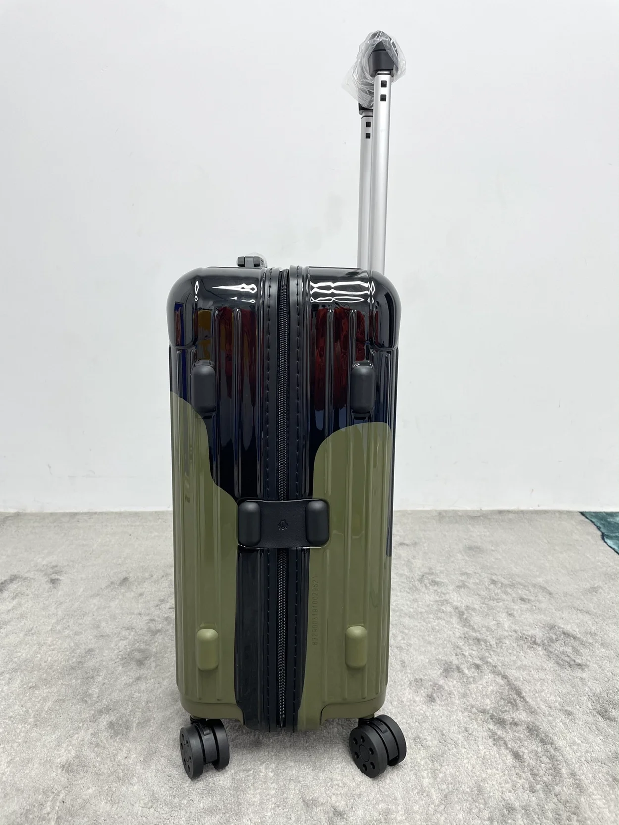 리모와 에센셜 캐빈 페인트 수트케이스 카키