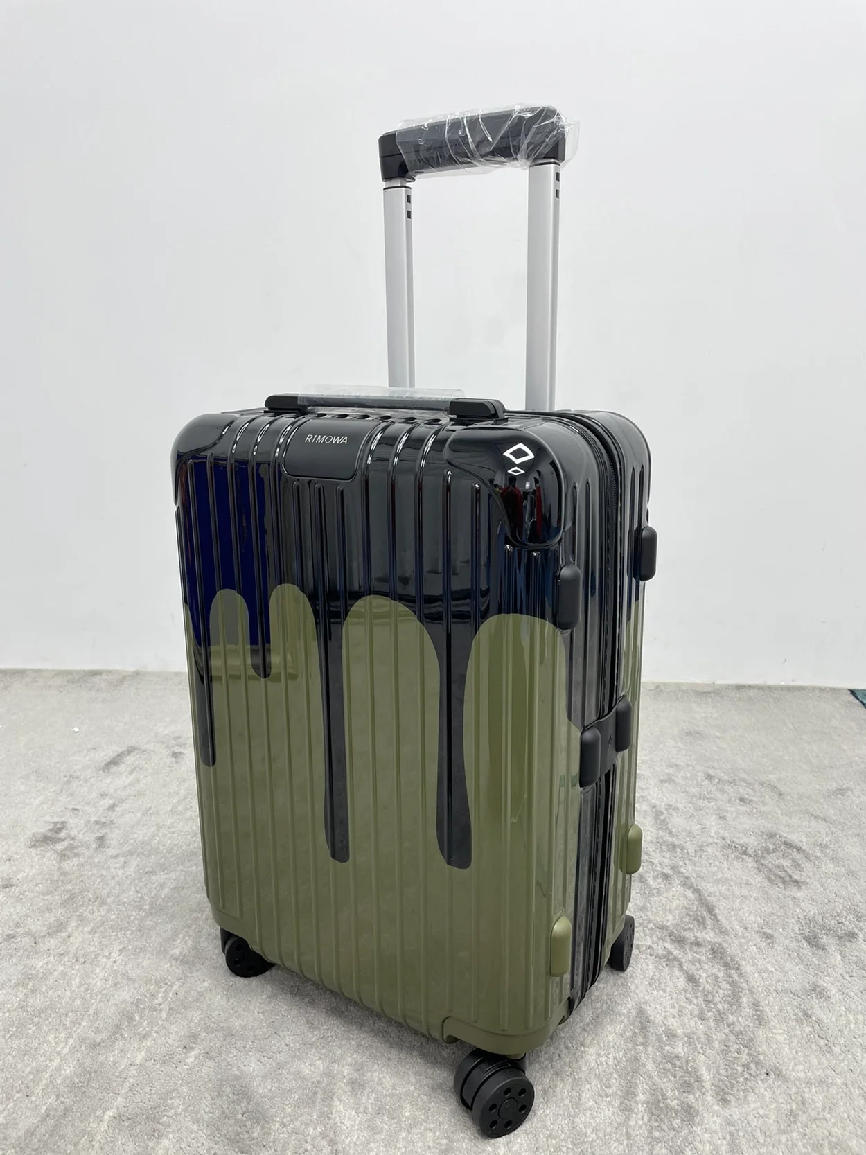 리모와 에센셜 캐빈 페인트 수트케이스 카키