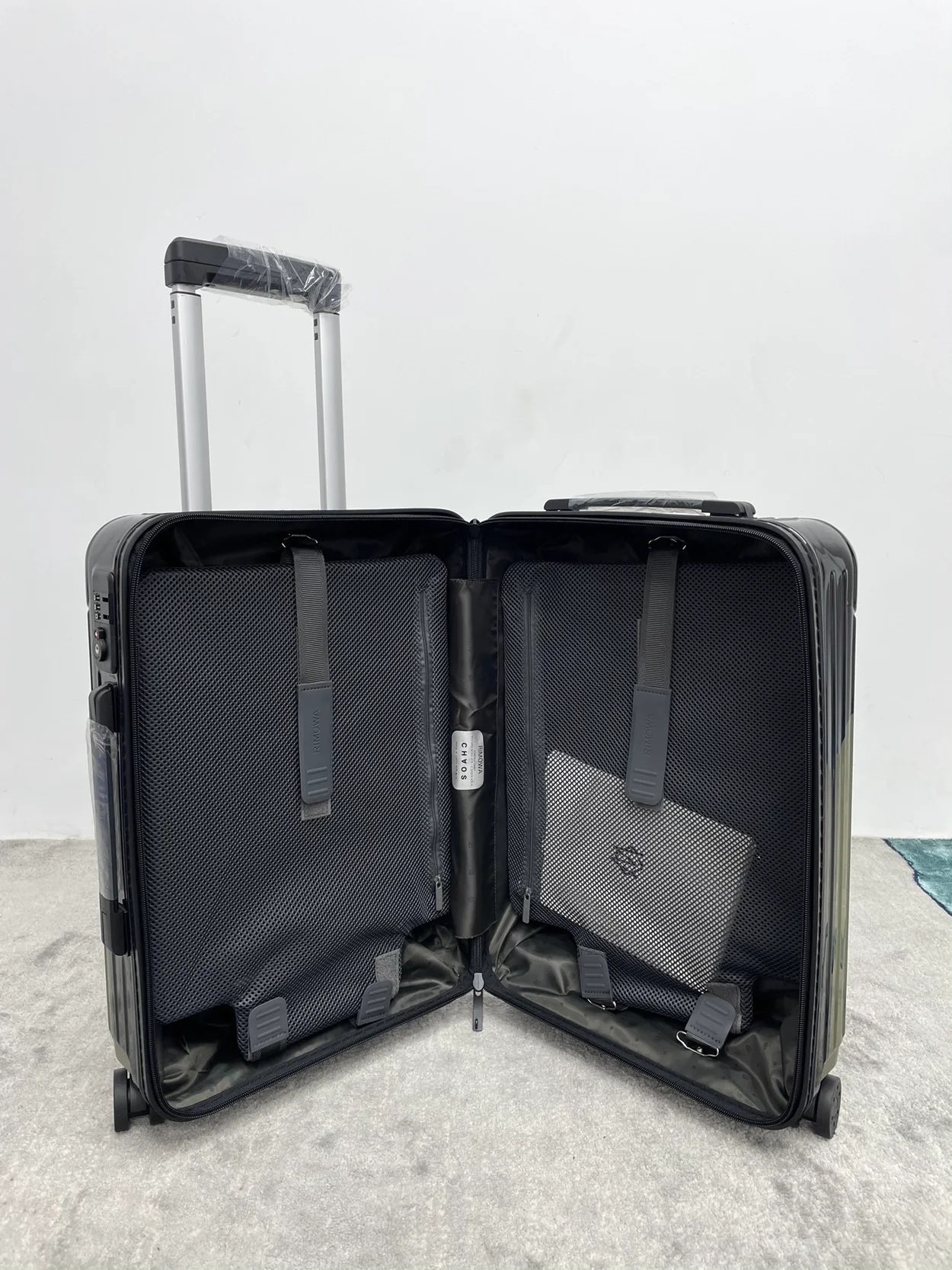 리모와 에센셜 캐빈 페인트 수트케이스 카키