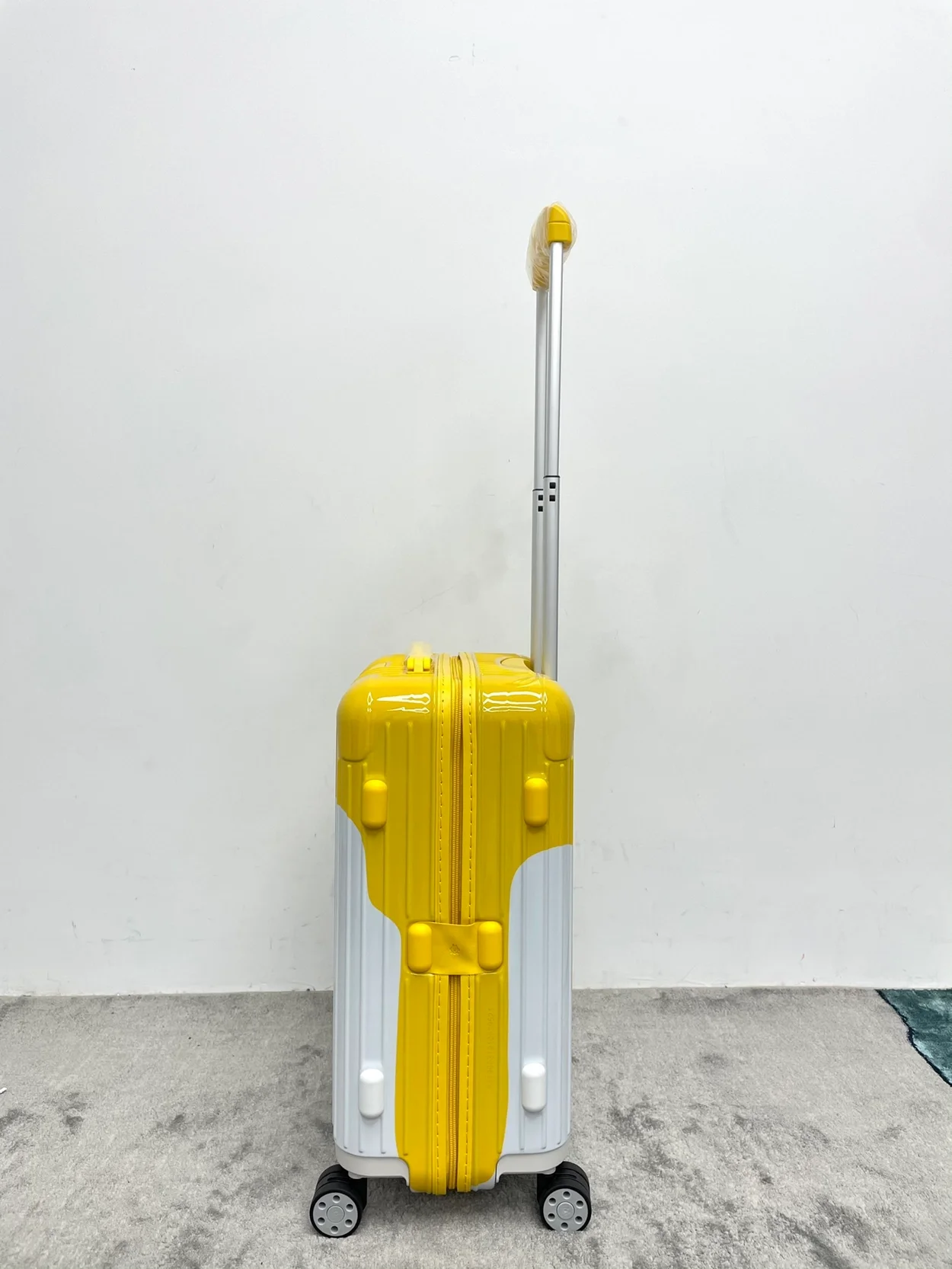 리모와 에센셜 캐빈 페인트 수트케이스 옐로우