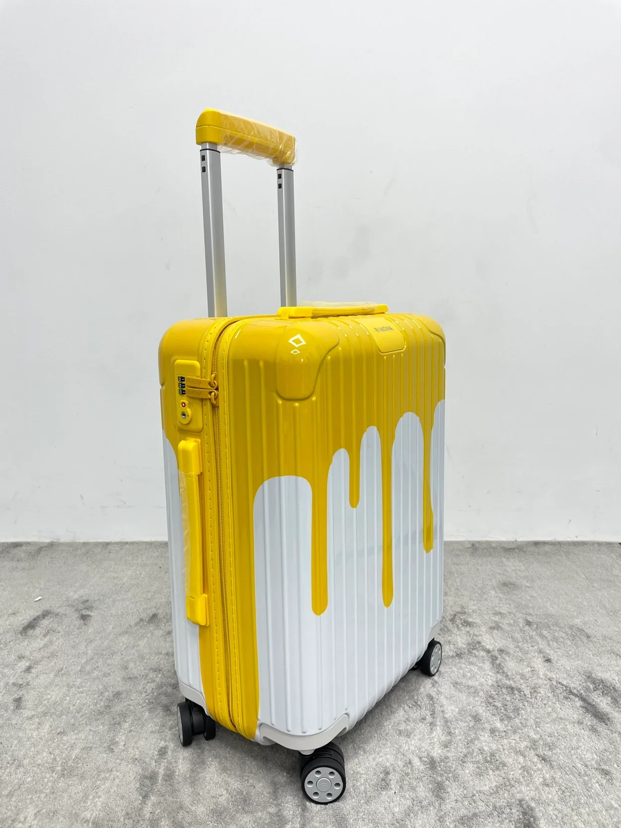 리모와 에센셜 캐빈 페인트 수트케이스 옐로우