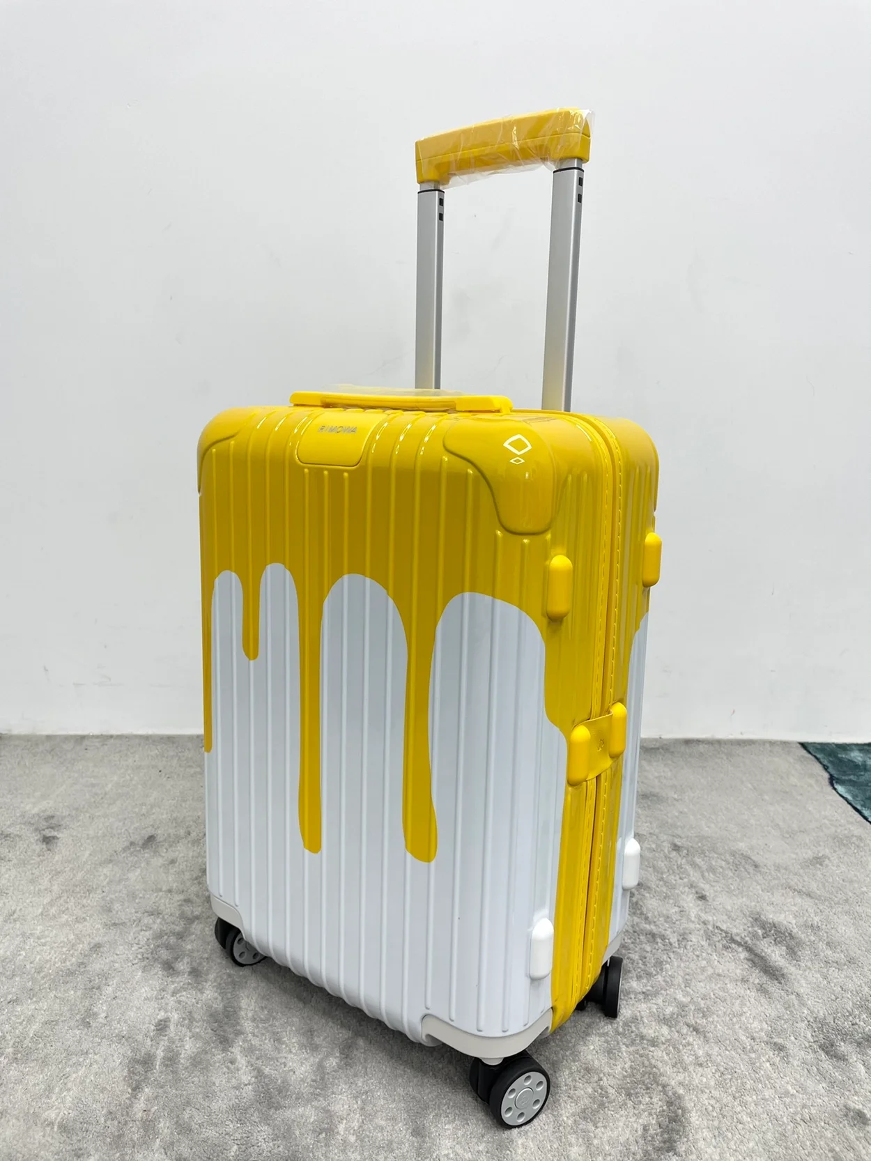 리모와 에센셜 캐빈 페인트 수트케이스 옐로우