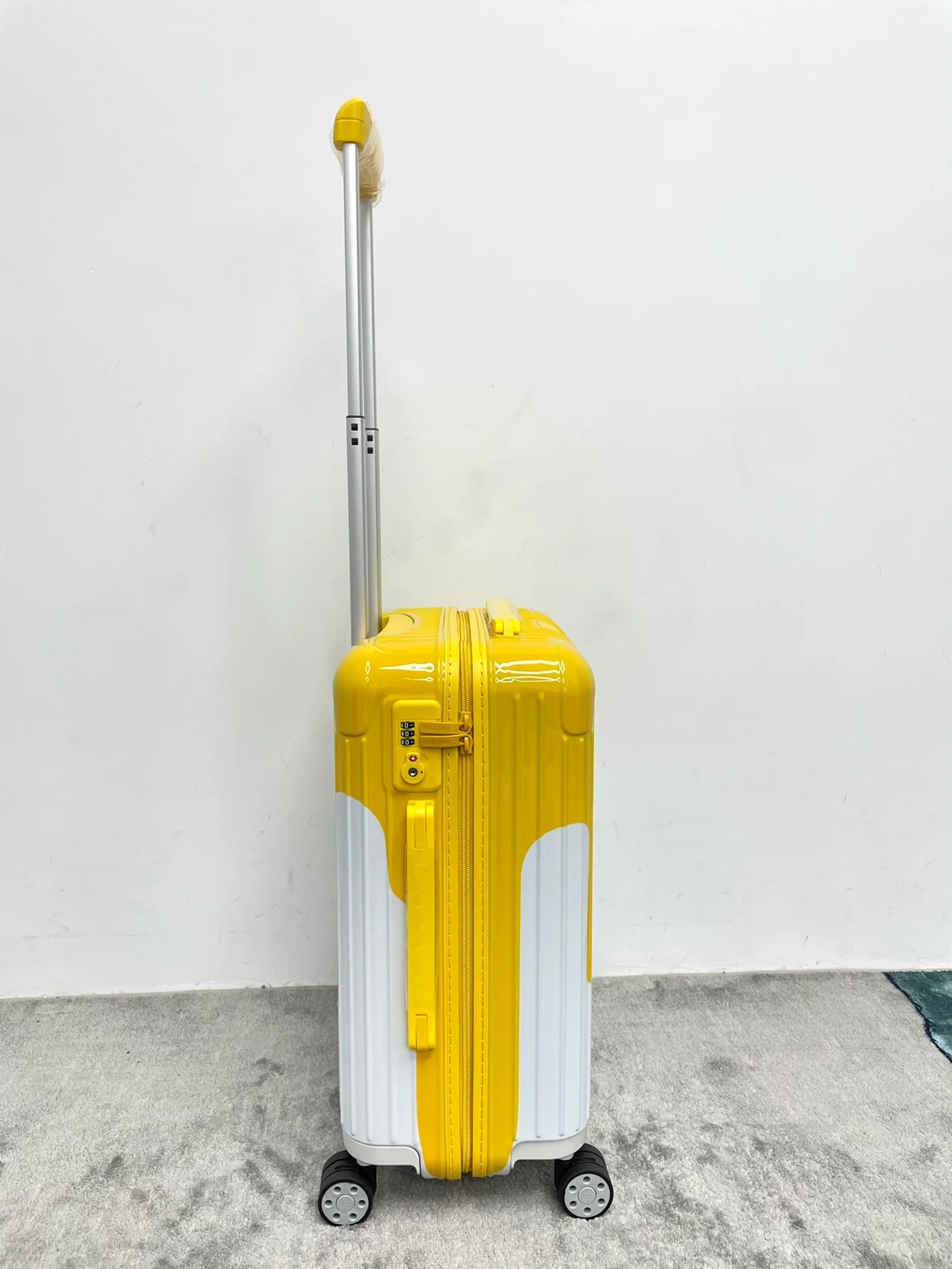 리모와 에센셜 캐빈 페인트 수트케이스 옐로우