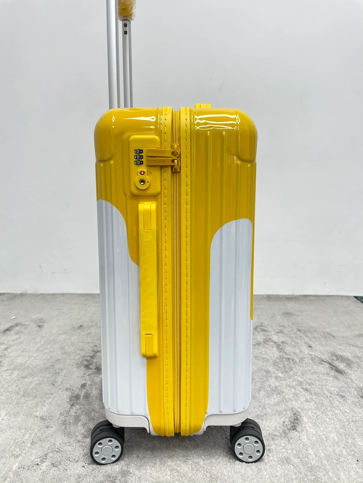 리모와 에센셜 캐빈 페인트 수트케이스 옐로우