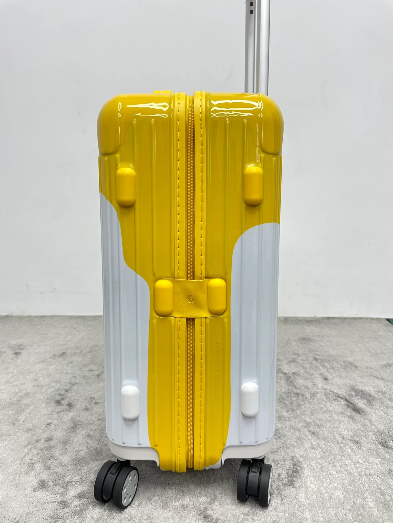 리모와 에센셜 캐빈 페인트 수트케이스 옐로우