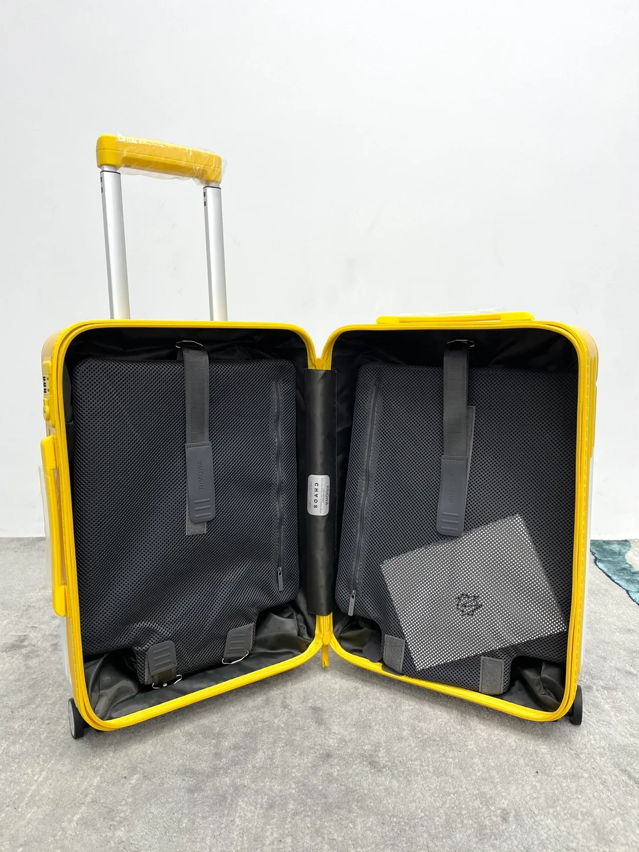 리모와 에센셜 캐빈 페인트 수트케이스 옐로우