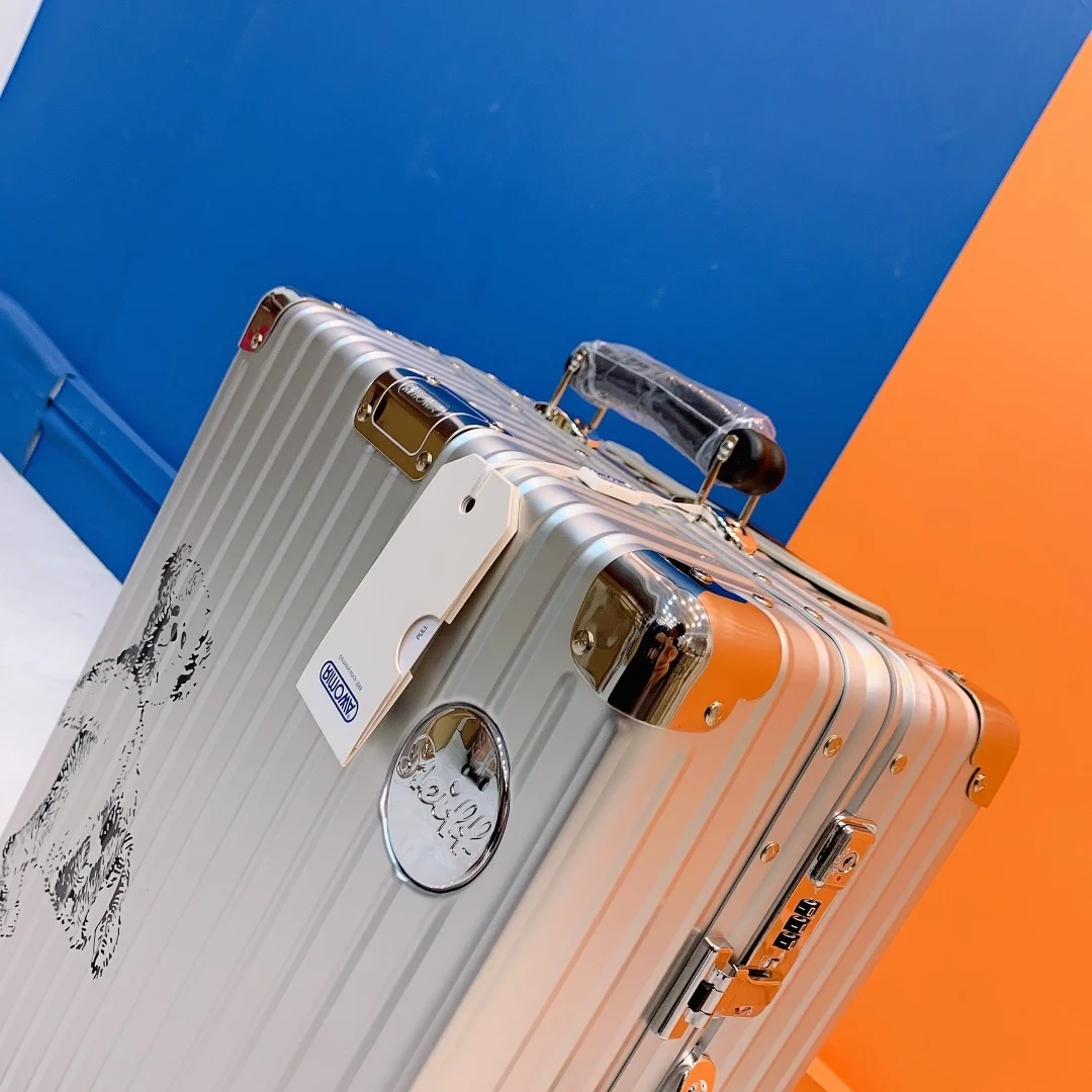 리모와 스티프 론체스 리미티드 캐리어