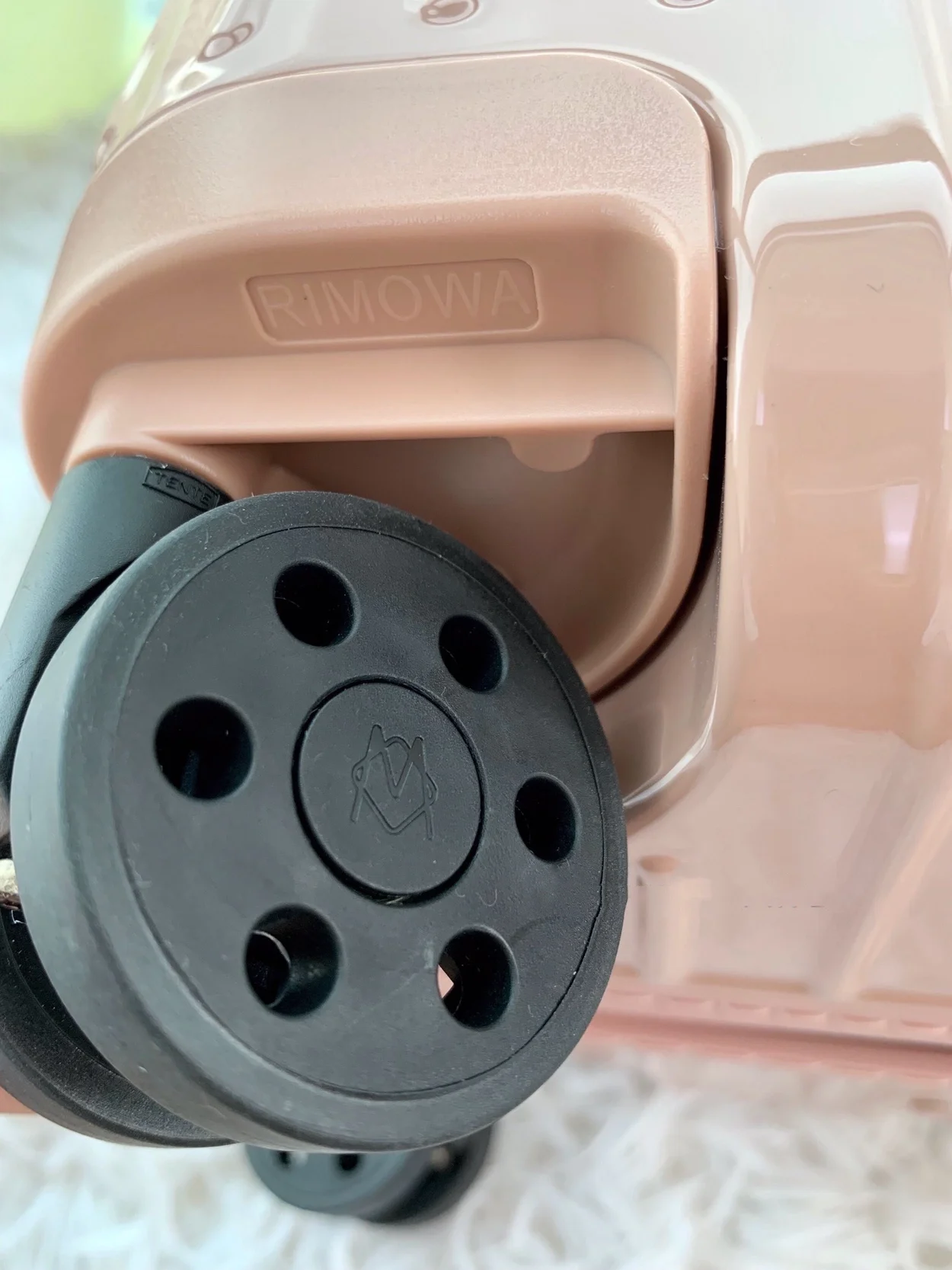 리모와 에센셜 핑크 수트케이스