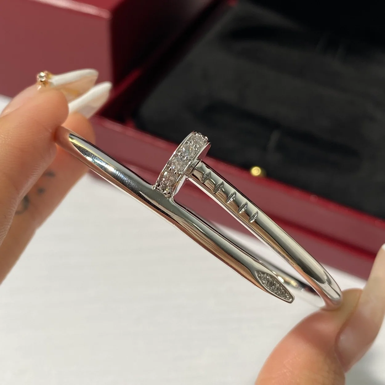 까르띠에 저스트 앵 끌루 화이트 골드 팔찌 B6048717