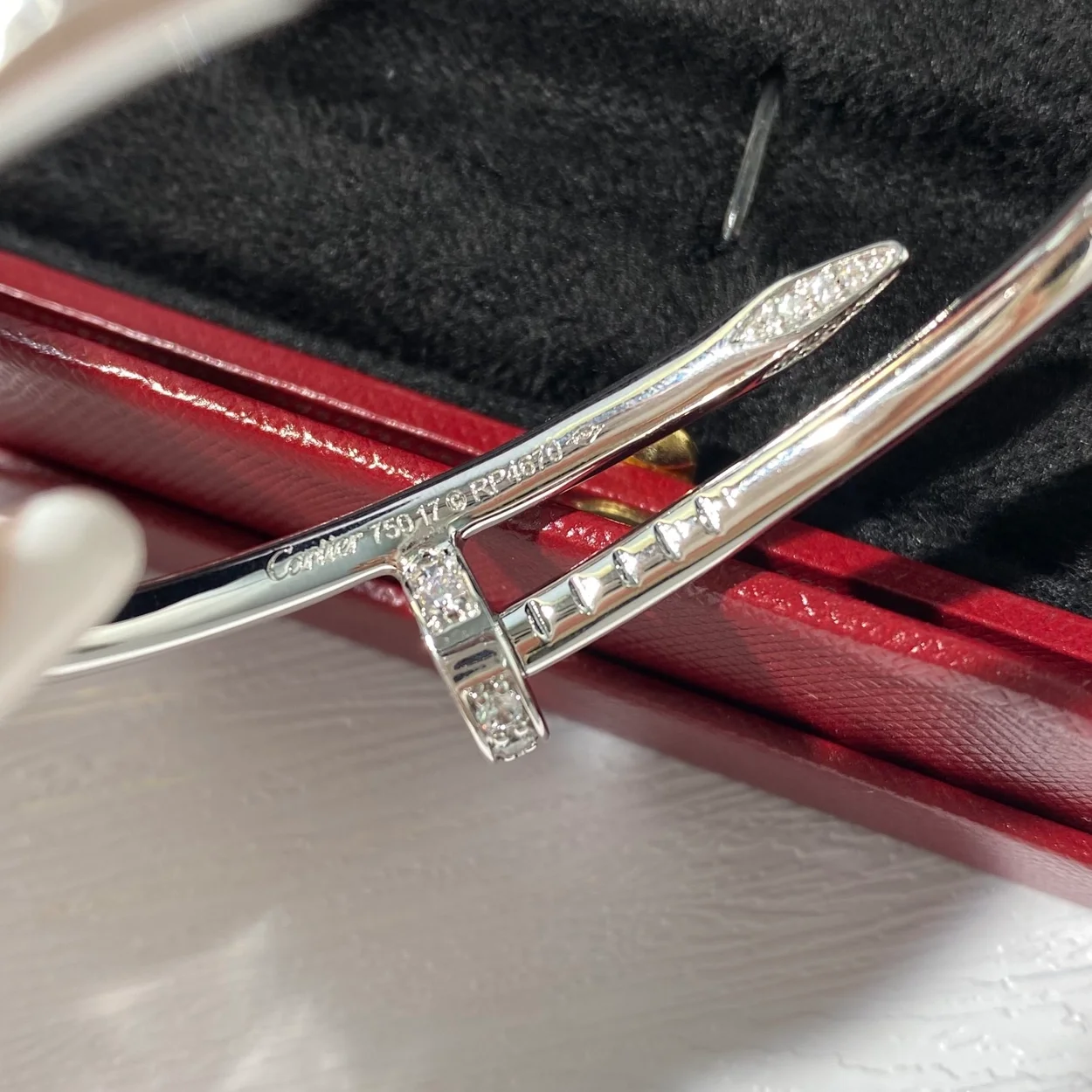 까르띠에 저스트 앵 끌루 화이트 골드 팔찌 B6048717