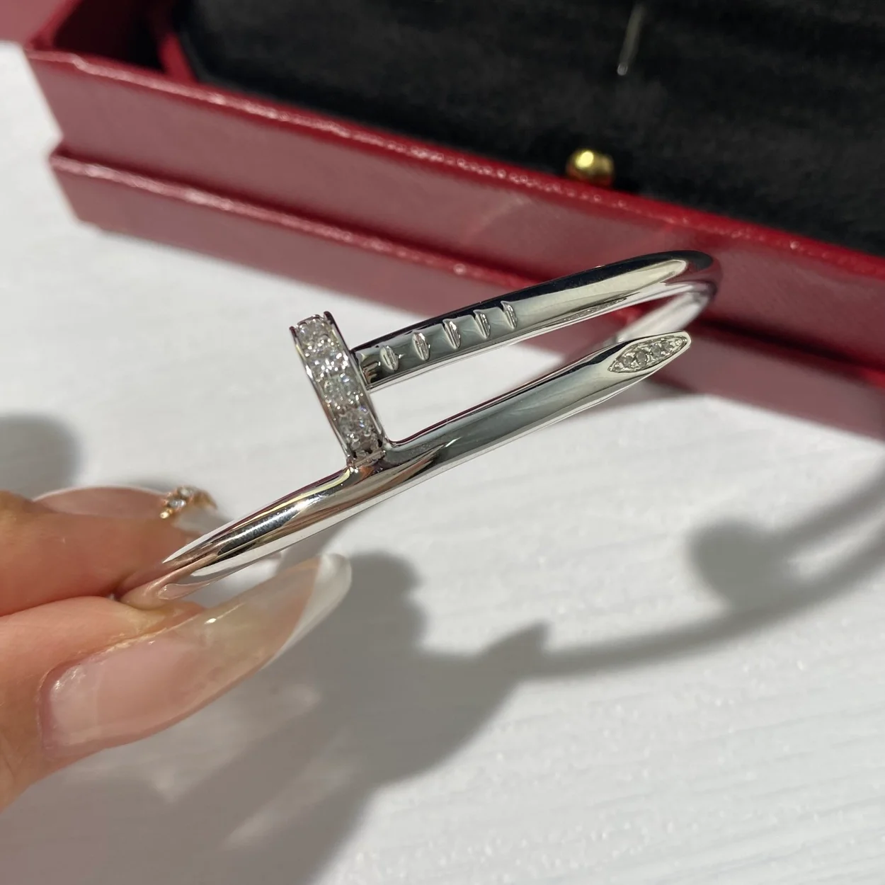 까르띠에 저스트 앵 끌루 화이트 골드 팔찌 B6048717