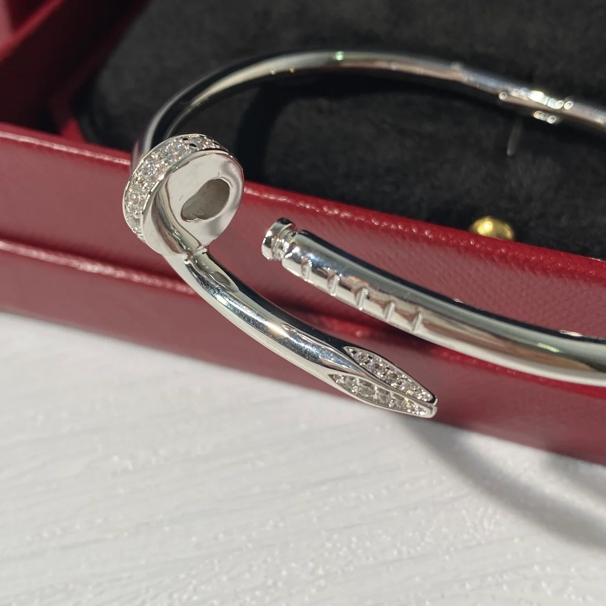 까르띠에 저스트 앵 끌루 화이트 골드 팔찌 B6048717