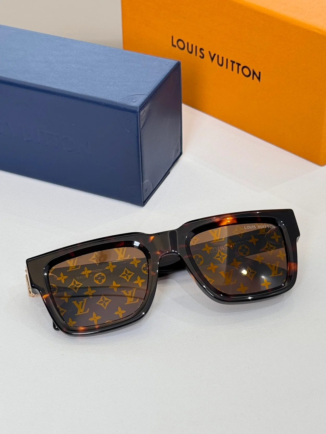 루이비통 Legacy Square Sunglasses Z2088W (4color)