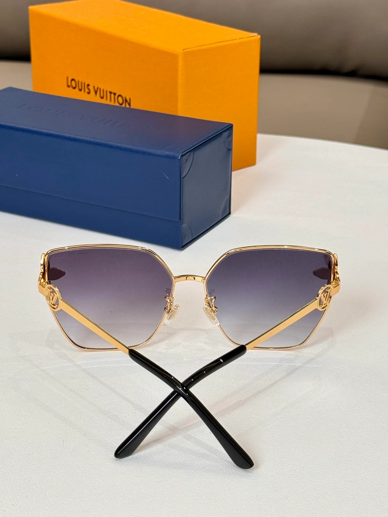 루이비통 Petal Cat Eye Sunglasses (6color)