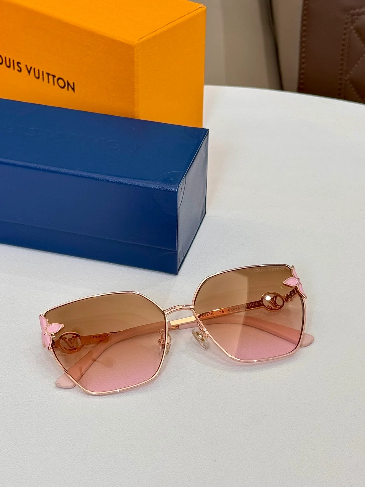 루이비통 Petal Cat Eye Sunglasses (6color)