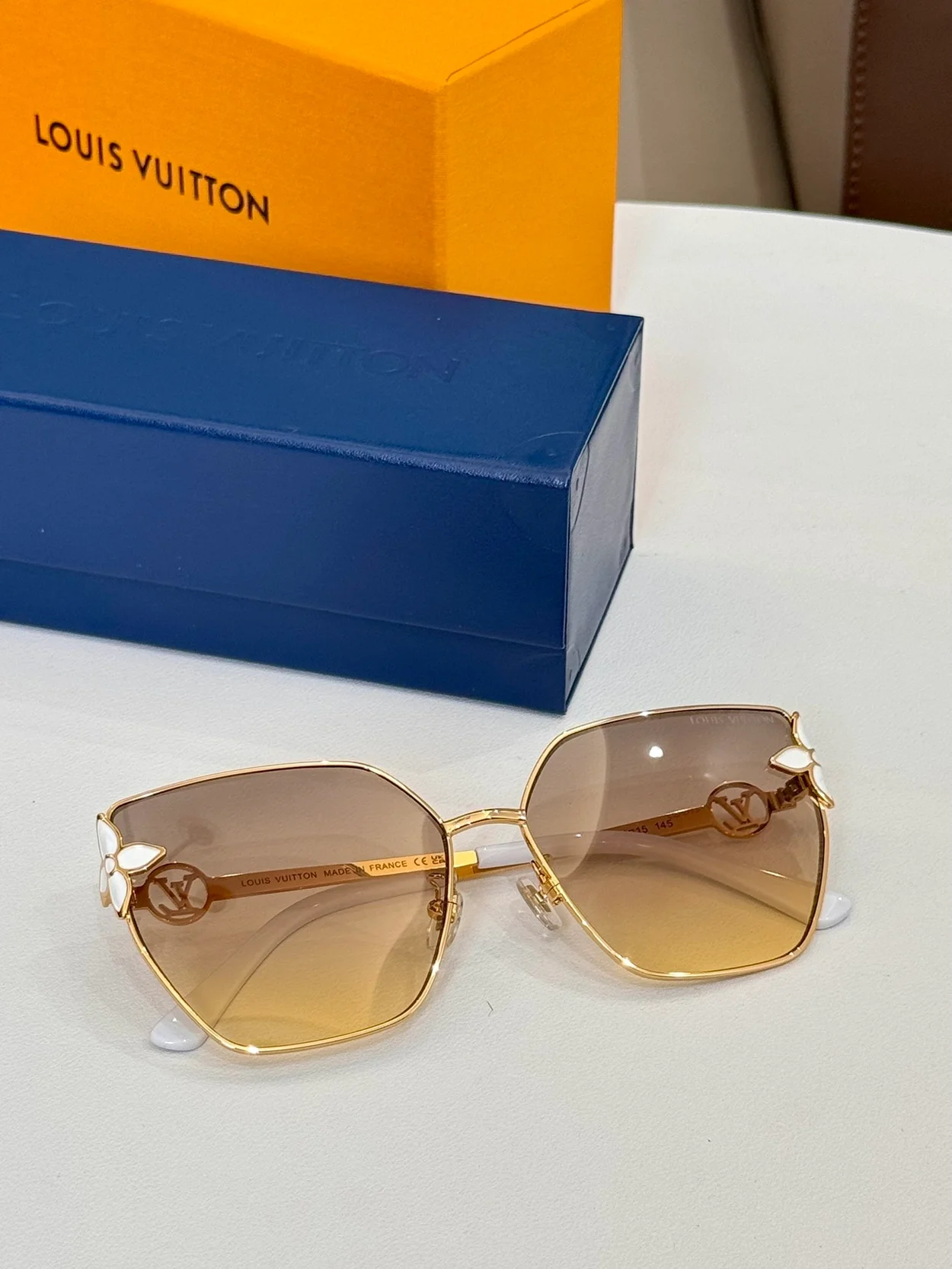 루이비통 Petal Cat Eye Sunglasses (6color)