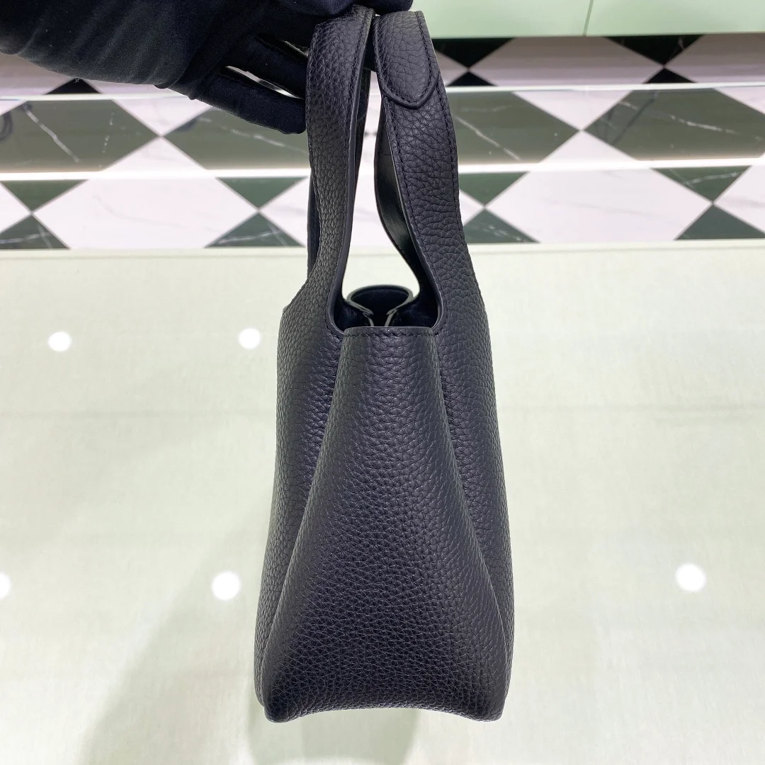 프라다 미니 레더 핸드백 블랙