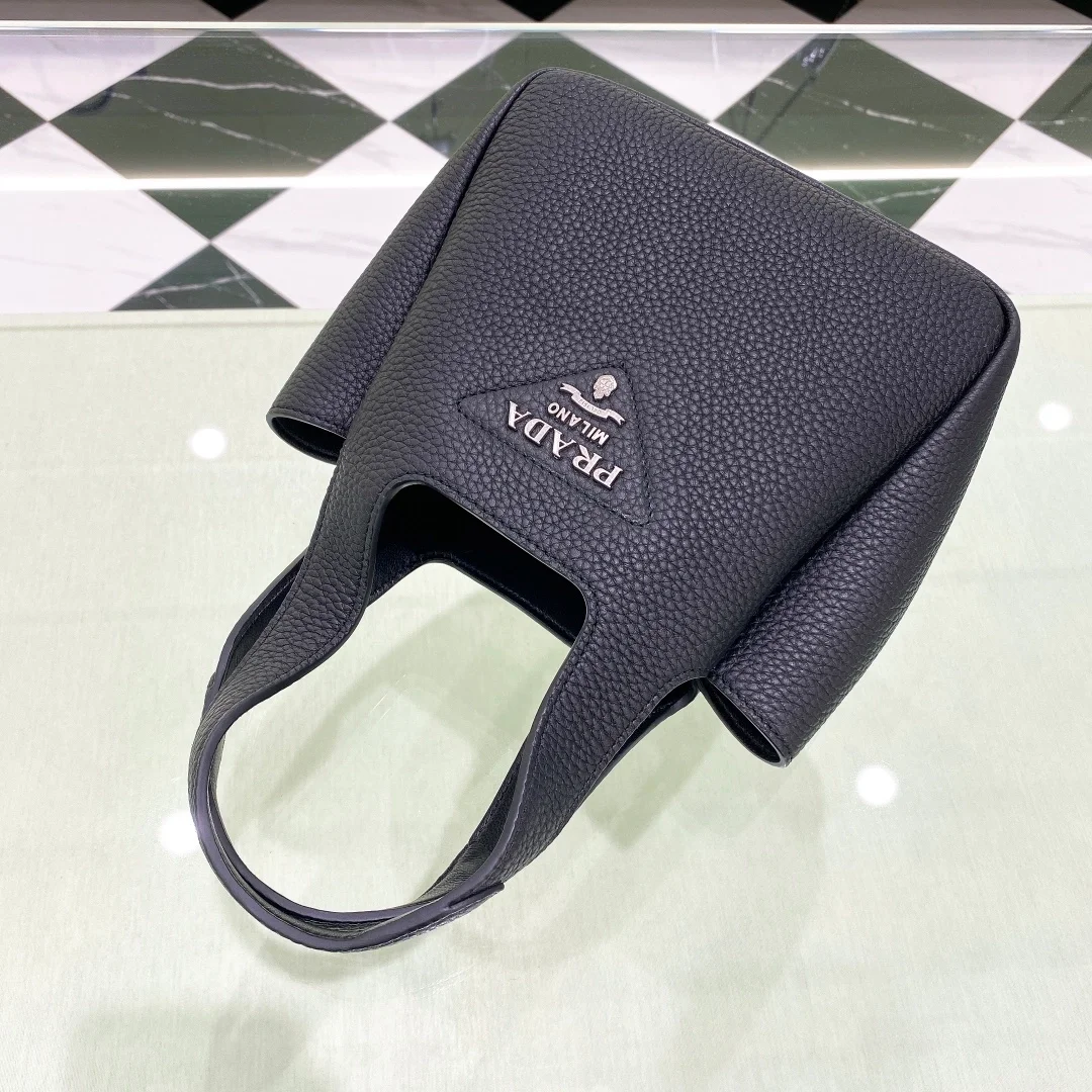 프라다 미니 레더 핸드백 블랙