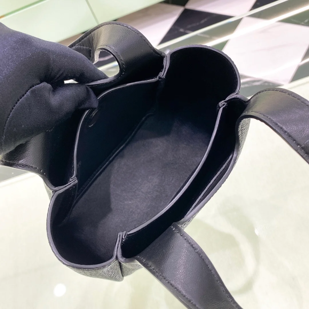 프라다 미니 레더 핸드백 블랙