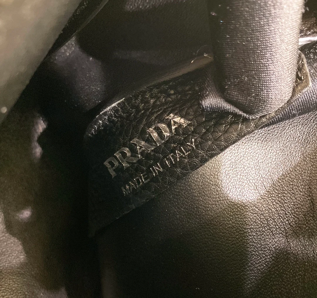 프라다 미니 레더 핸드백 블랙